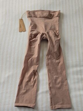 SKIMS Everyday Sculpt Mid Waist Capri Size:S Mica
